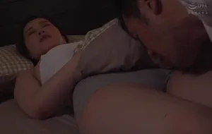 3 ngày ông chồng đi làm ăn, người vợ ở nhà nữa đêm bị bố ông chồng mò vào phòng