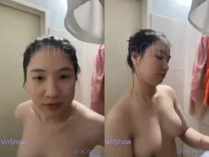 Gái vú ngon, vừa call với bạn gái vừa tắm