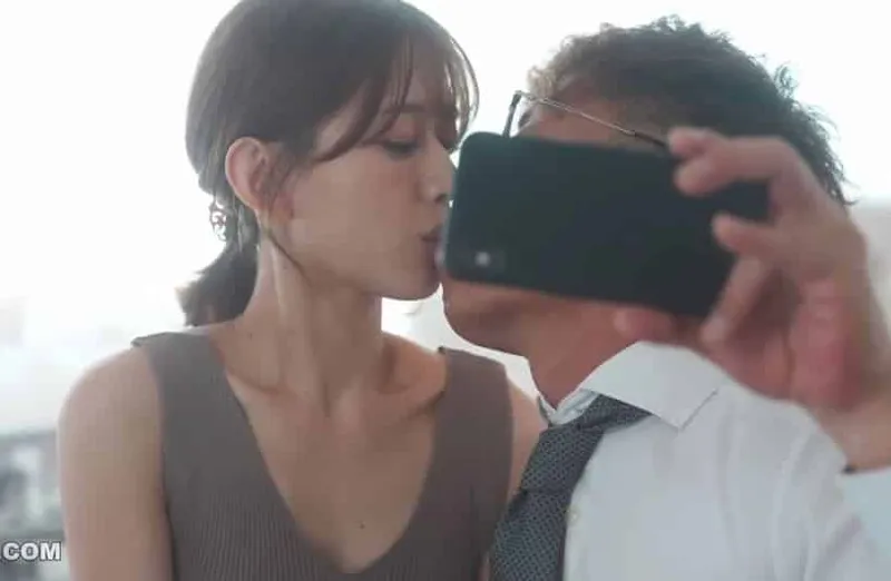 Thấy vợ hơi lạ, gã chồng xem điện thoại vợ yêu và thấy cảnh xoạc với sếp của mình